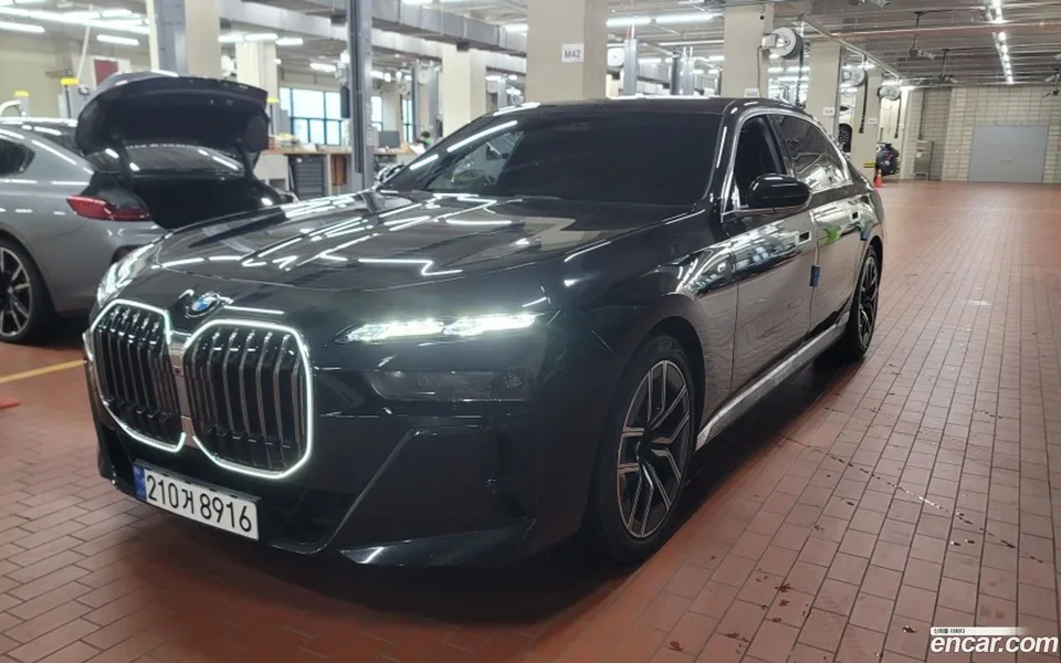 BMW 7 Series 740i sDrive M 2023 — фото 1, купить с доставкой в Москву