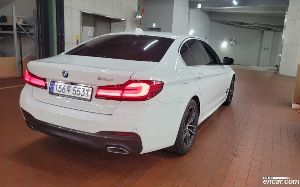 BMW 5 Series 520i M 2023 — миниатюра 4