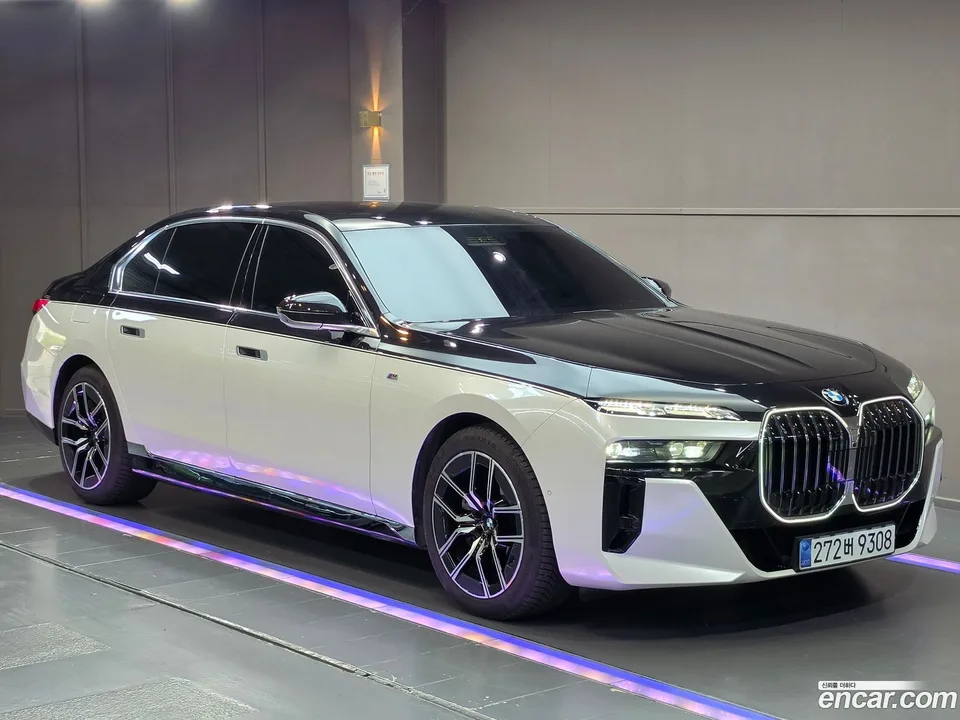 BMW 7 Series 740i sDrive M 2023 — фото 1, купить с доставкой в Москву