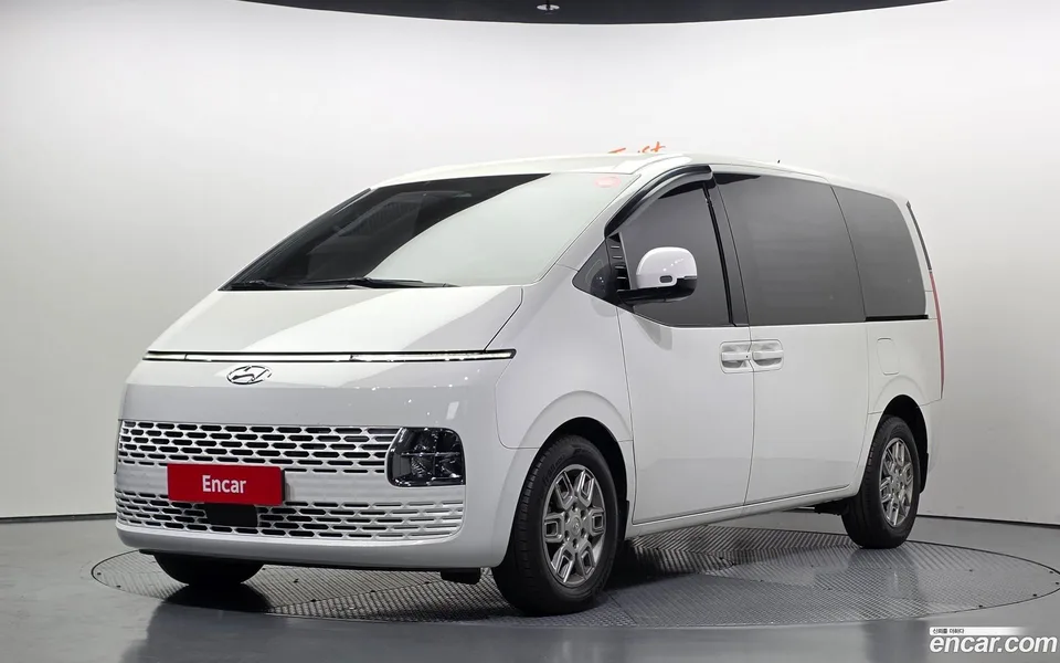Hyundai Staria 3 2023 — фото 1, купить с доставкой в Москву
