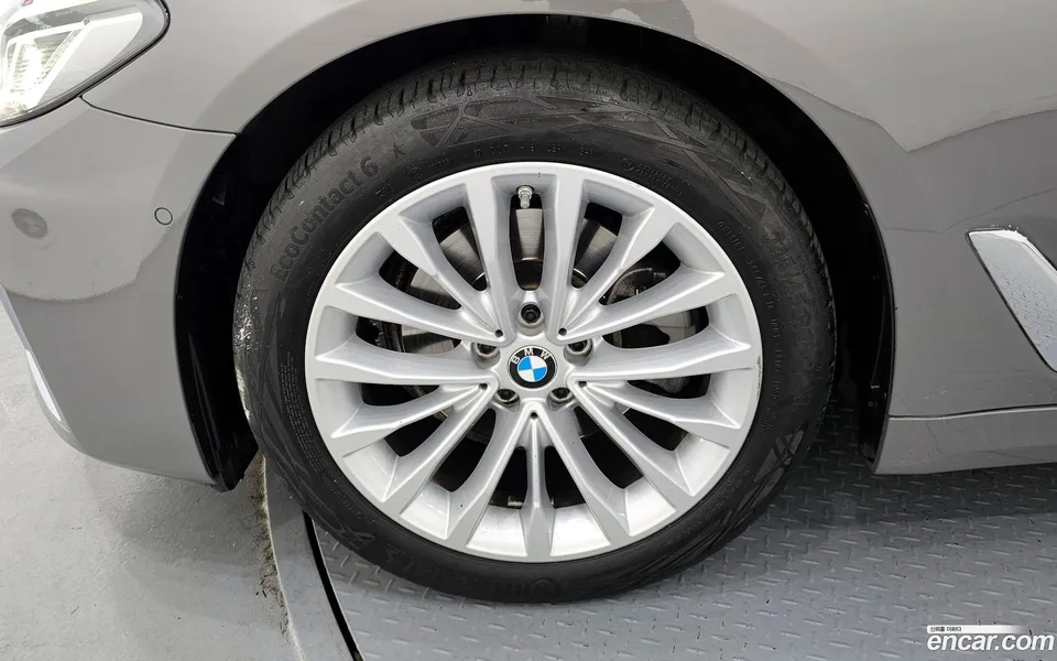 BMW 5 Series 520i 2022 — миниатюра 2