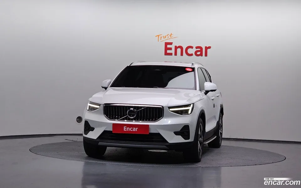 Volvo XC40 B4 2023 — миниатюра 3