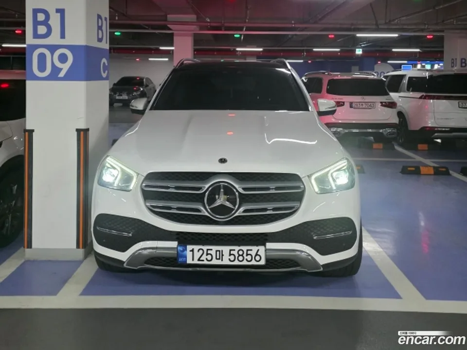 Mercedes-Benz GLE-Class GLE300d 4MATIC 2022 — фото 1, купить с доставкой в Москву