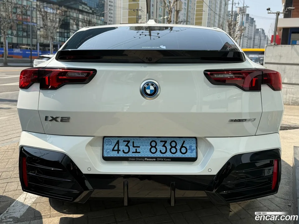 BMW iX2 eDrive 20 M 2026 — миниатюра 4