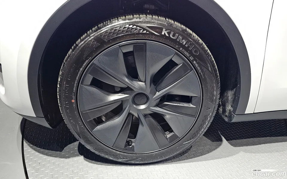 Tesla Model Y RWD 2024 — миниатюра 2