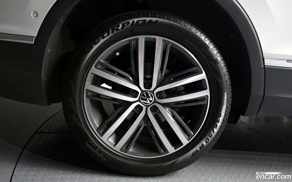 Volkswagen Tiguan Allspace 2.0 TSI 2024 — миниатюра 2