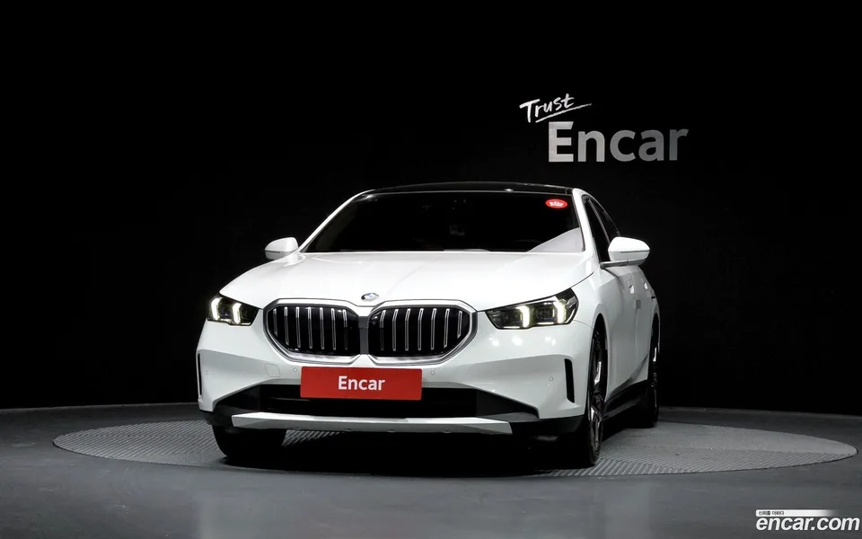 BMW 5 Series 520i 2023 — миниатюра 3