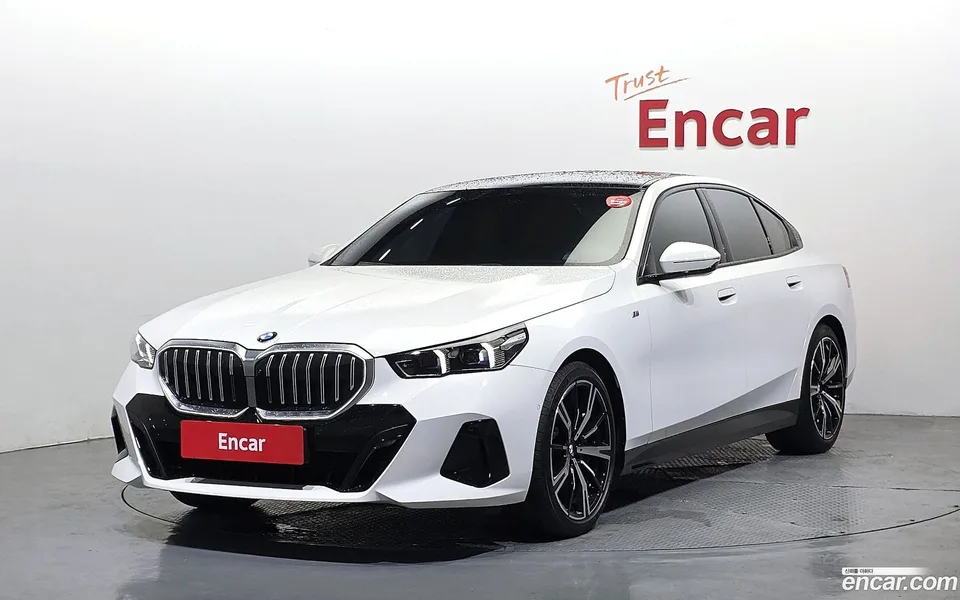 BMW 5 Series 530i xDrive M 2025 — фото 1, купить с доставкой в Москву