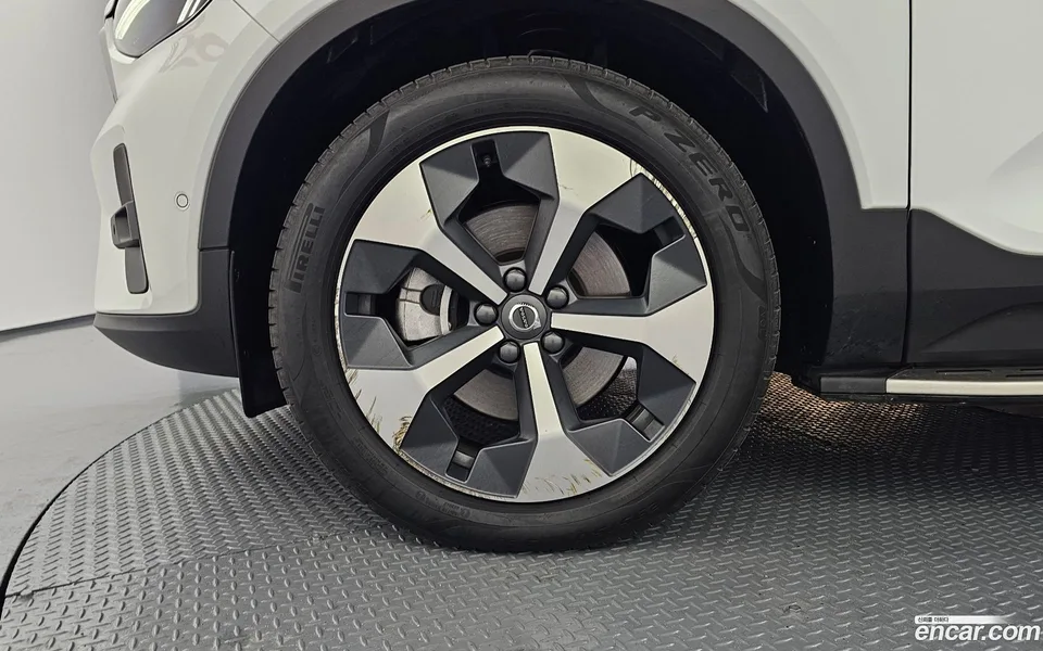 Volvo XC40 B4 2023 — миниатюра 5