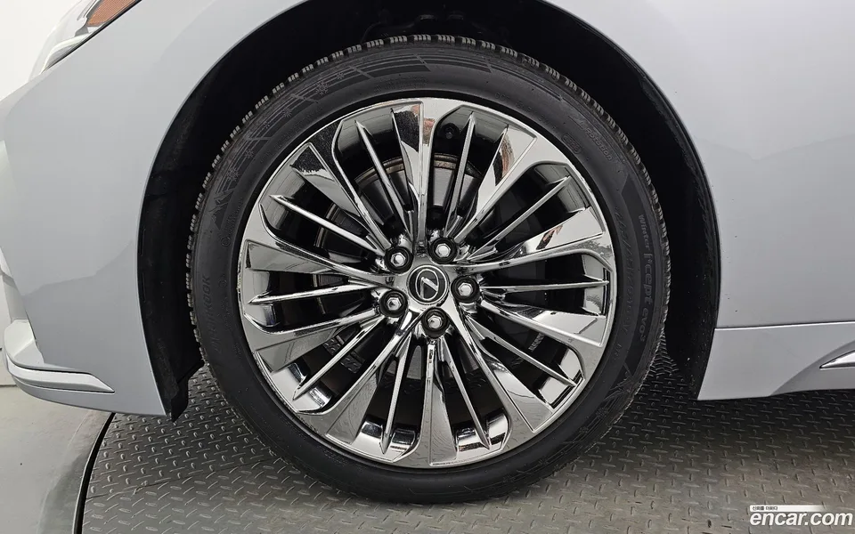 Lexus LS 500 3.5 AWD 2023 — миниатюра 5