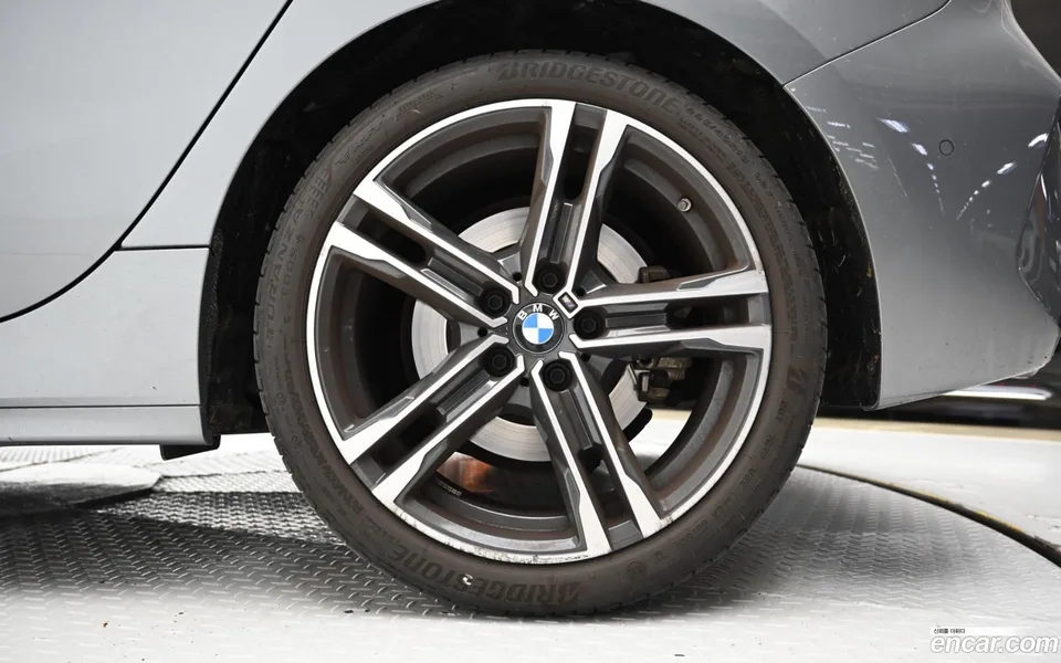 BMW 1 Series 120i M 2023 — миниатюра 2