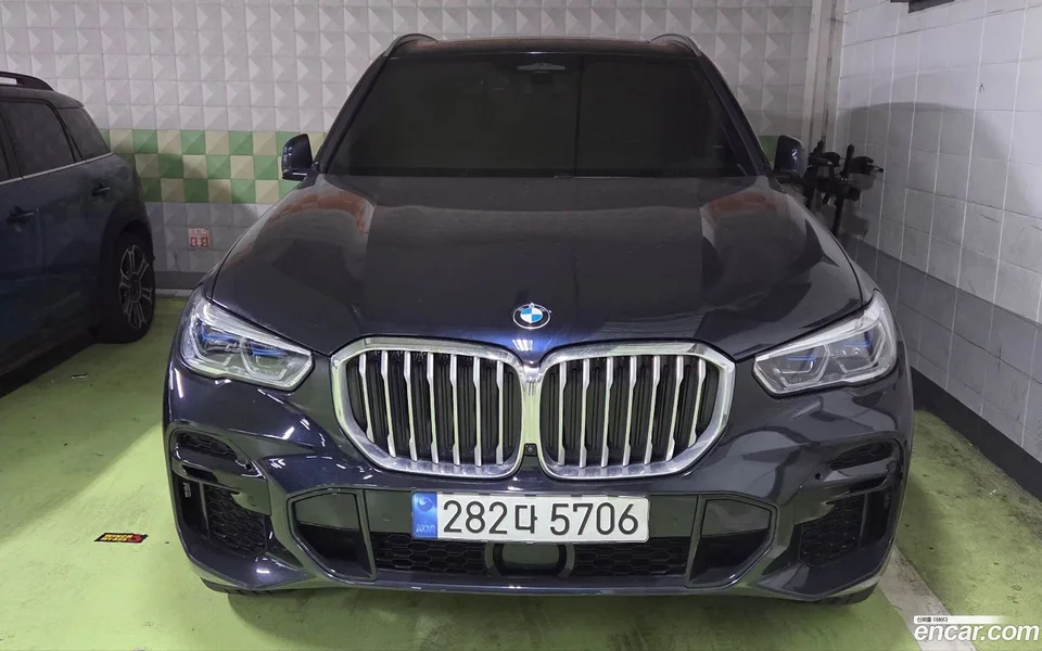 BMW X5 xDrive 40i M 2022 — фото 1, купить с доставкой в Москву