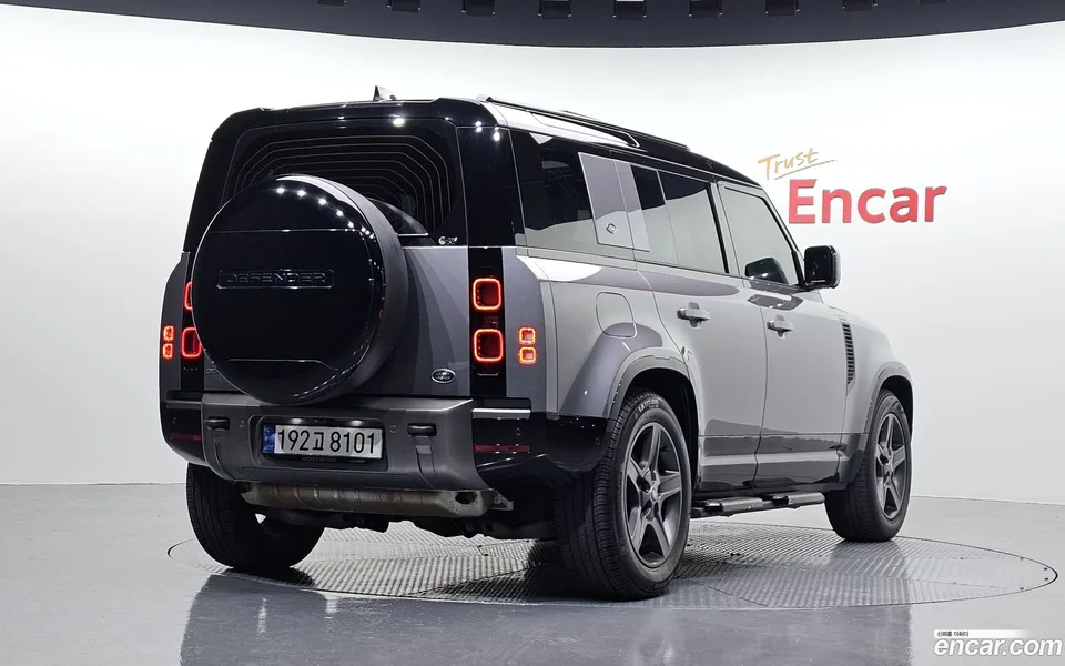 Land Rover Defender 110 P300 X- SE 2023 — миниатюра 2