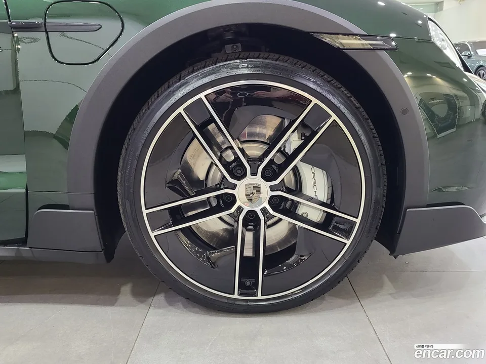 Porsche Taycan 2025 — миниатюра 2