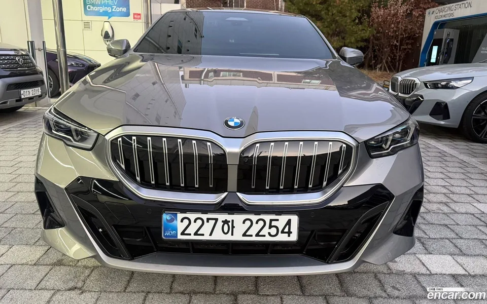 BMW 5 Series 520i M 2025 — фото 1, купить с доставкой в Москву