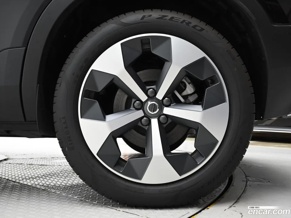 Volvo XC40 B4 2025 — миниатюра 2