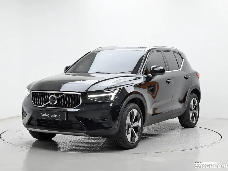 Volvo XC40 B4 2025 — фото 1, купить с доставкой в Москву