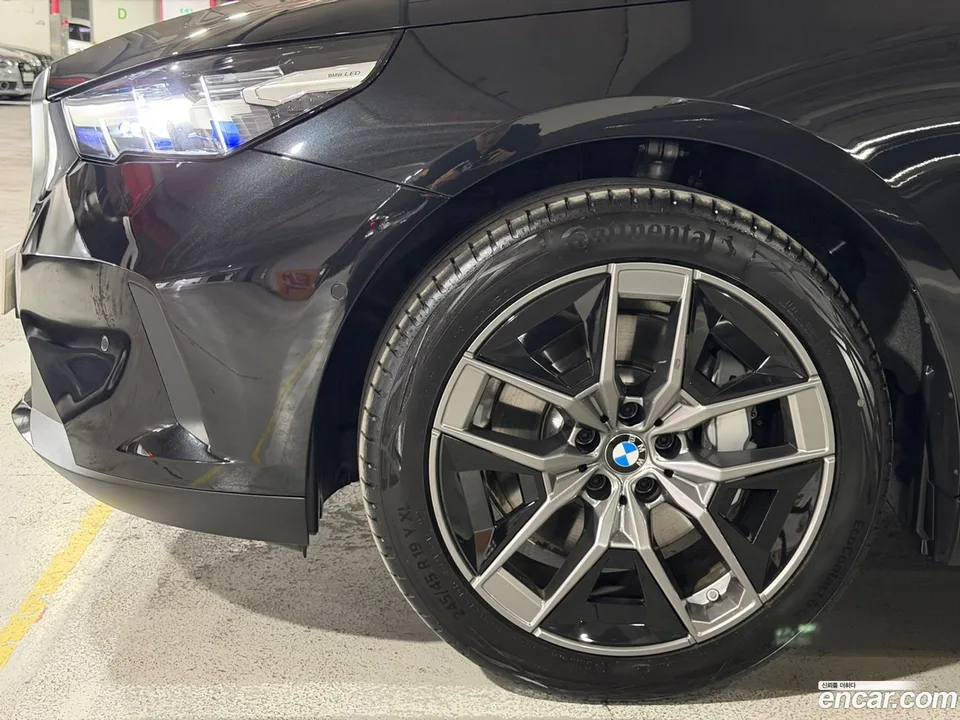BMW 5 Series 530i xDrive 2025 — миниатюра 5