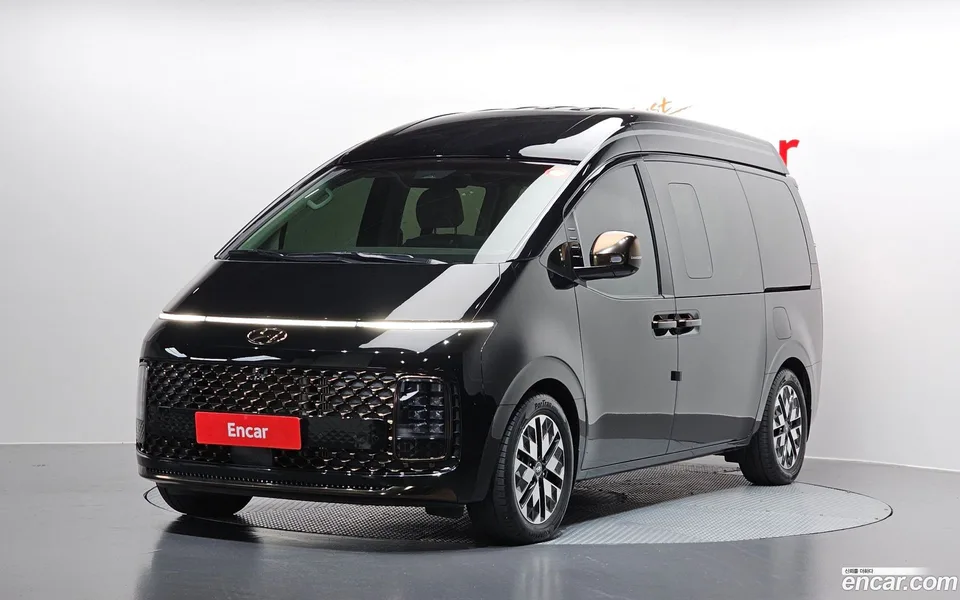 Hyundai Staria 4WD 7 2022 — photo 1, buy with delivery to Moscow