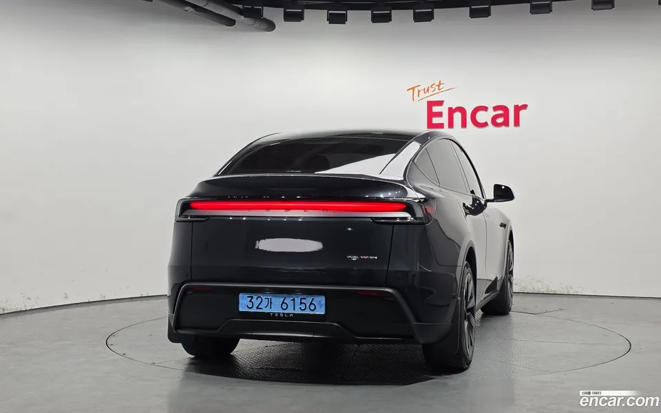 Tesla Model Y AWD 2025 — thumbnail 4