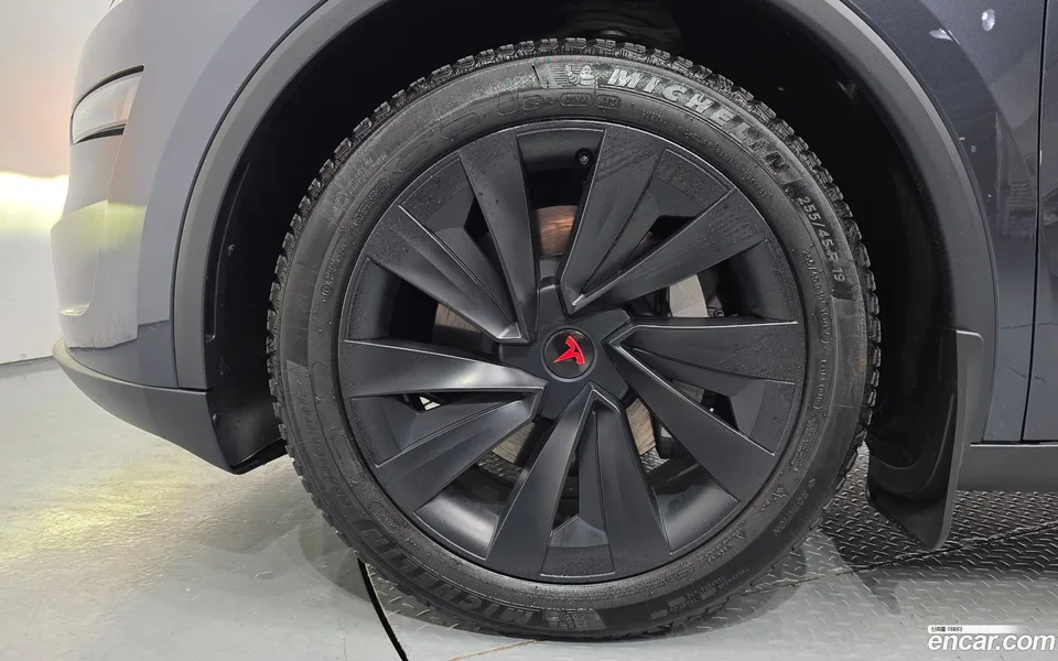 Tesla Model Y AWD 2025 — thumbnail 5