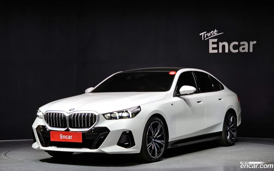 BMW 5 Series 530i xDrive M 2024 — фото 1, купить с доставкой в Москву