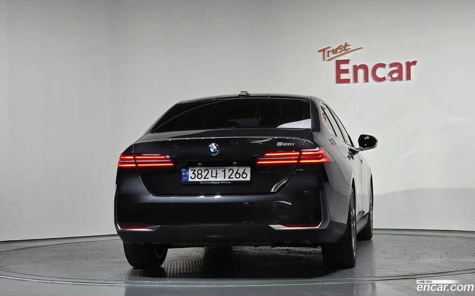 BMW 5 Series 520i 2025 — миниатюра 4