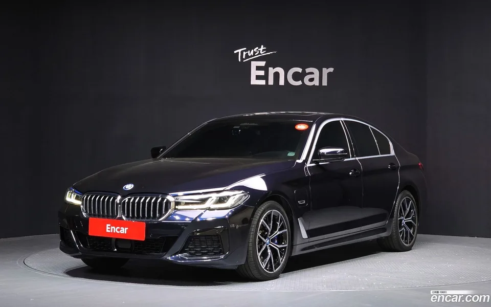 BMW 5 Series 530e M 2022 — фото 1, купить с доставкой в Москву