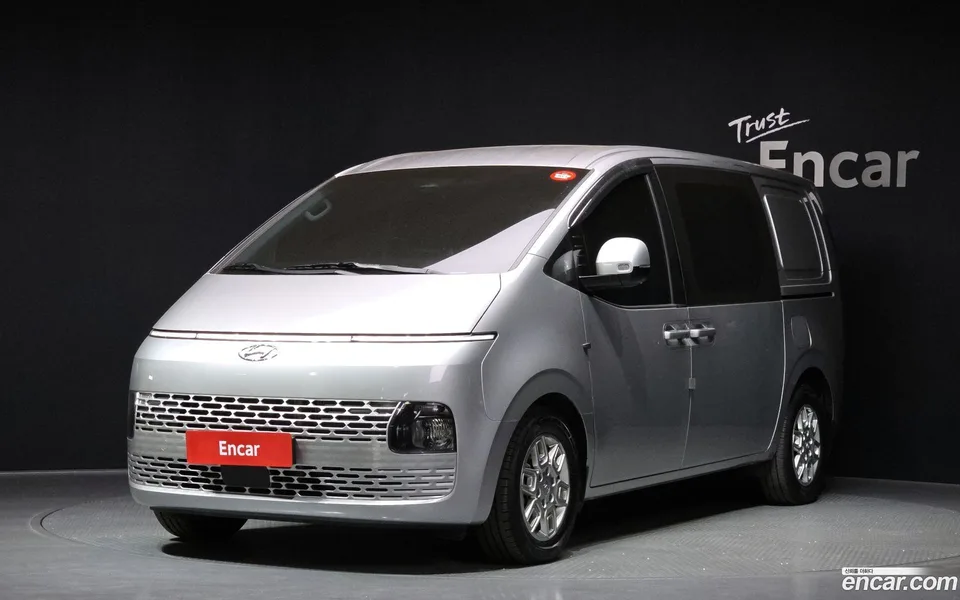 Hyundai Staria 5 2023 — фото 1, купить с доставкой в Москву