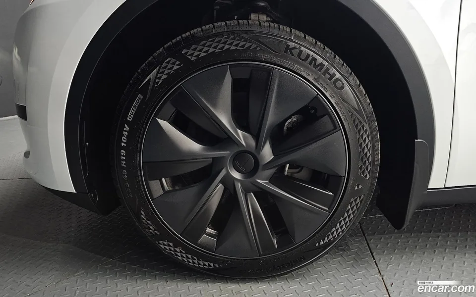Tesla Model Y RWD 2024 — миниатюра 5