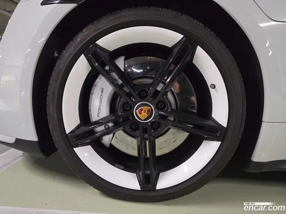 Porsche Taycan 2022 — миниатюра 2
