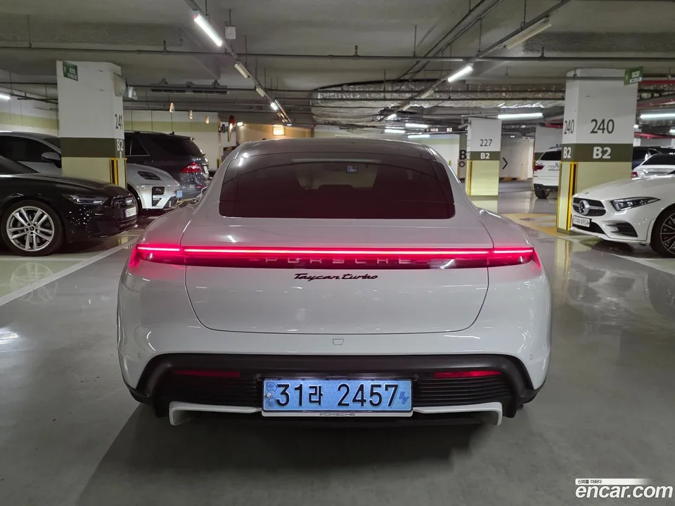 Porsche Taycan 2022 — миниатюра 4