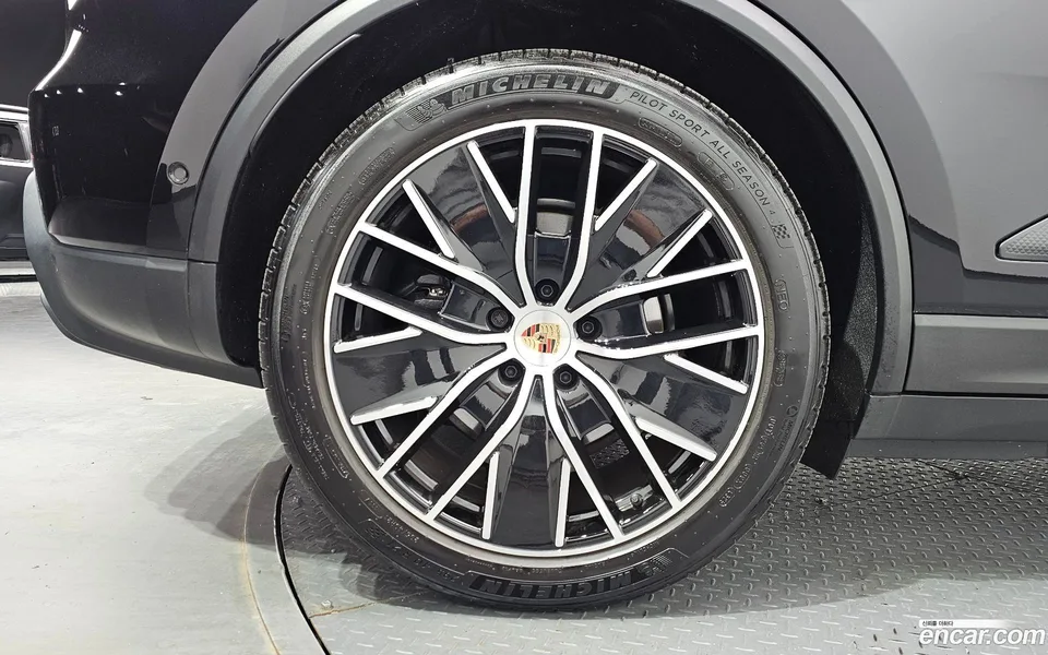 Porsche Macan Electric 4 2025 — миниатюра 2