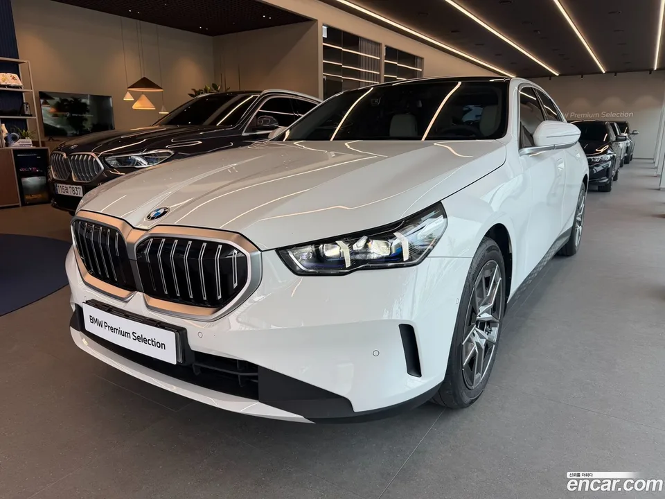 BMW 5 Series 520i 2025 — фото 1, купить с доставкой в Москву