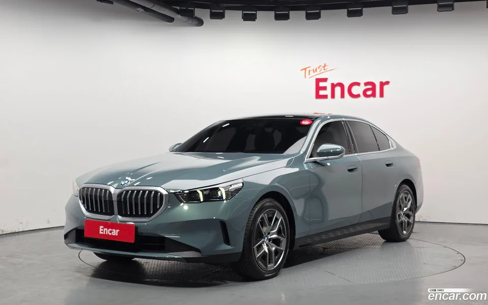 BMW 5 Series 520i 2025 — фото 1, купить с доставкой в Москву