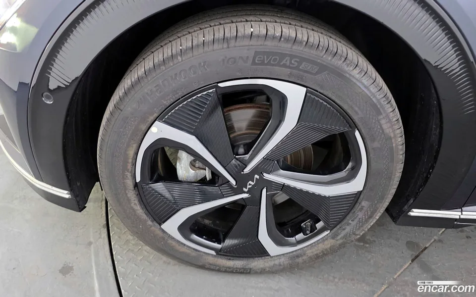 Kia EV6 2023 — миниатюра 2