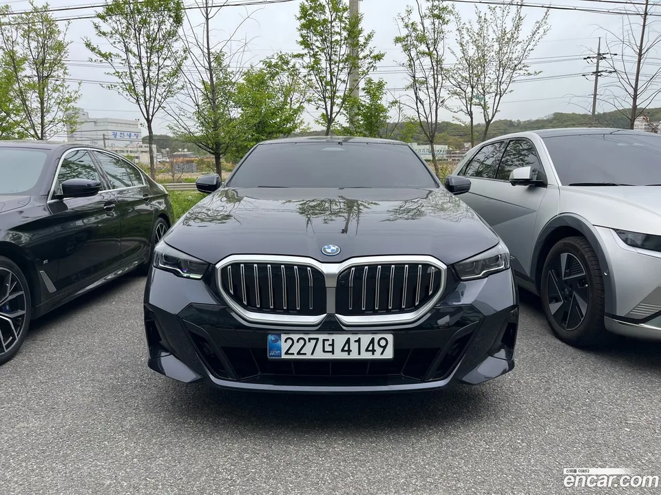 BMW 5 Series 530e M 2025 — фото 1, купить с доставкой в Москву