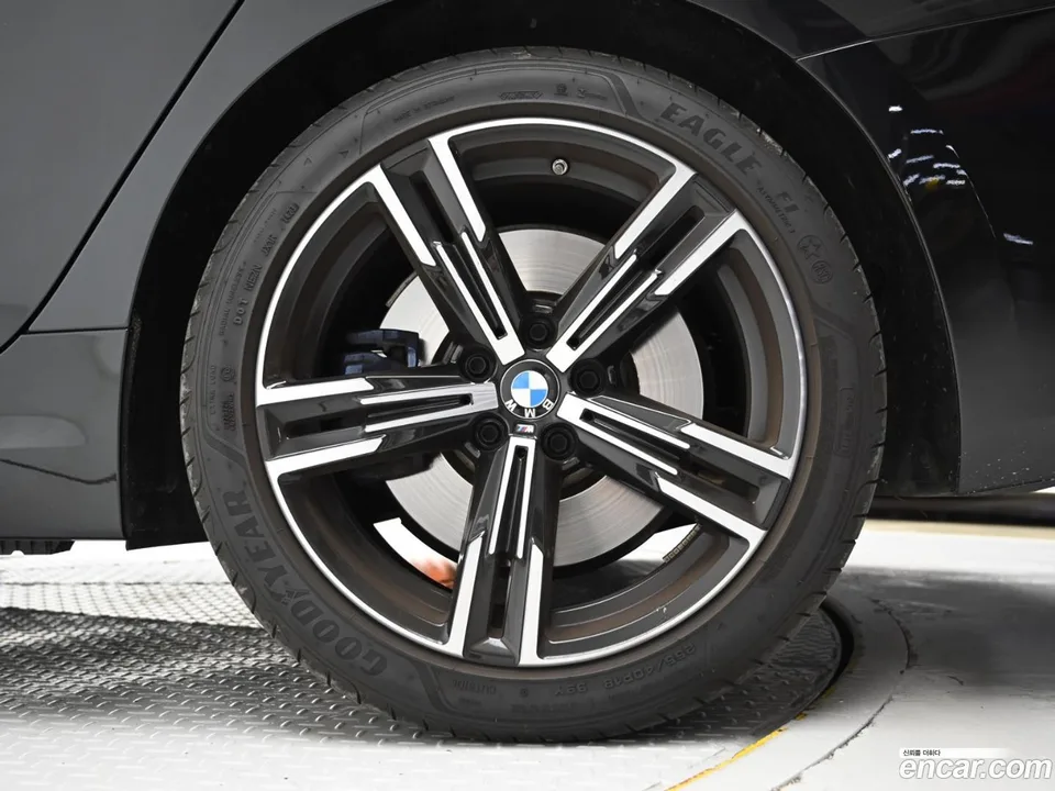 BMW 3 Series 320i M 2023 — миниатюра 2