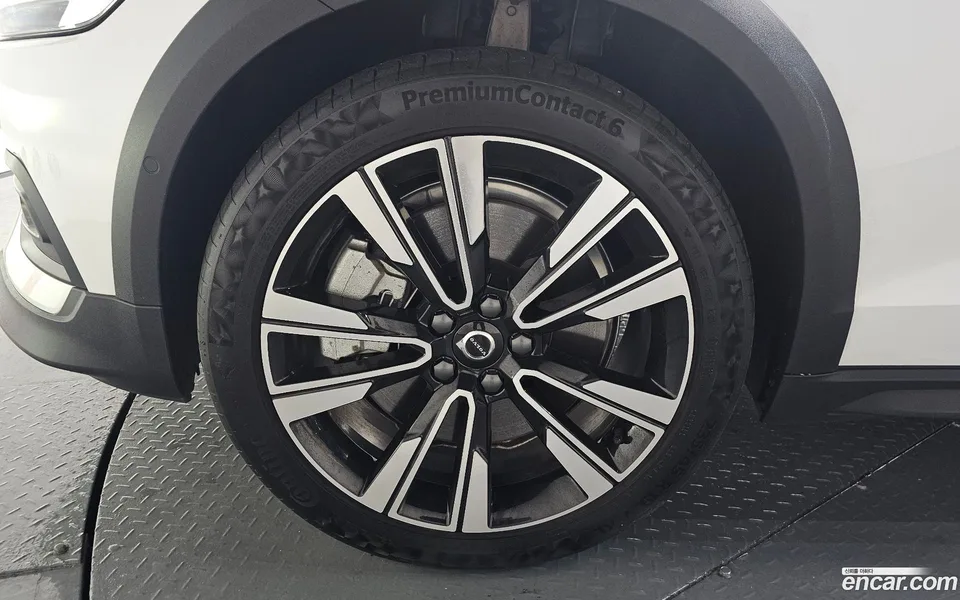 Volvo V60 Cross Country B5 AWD 2024 — миниатюра 2