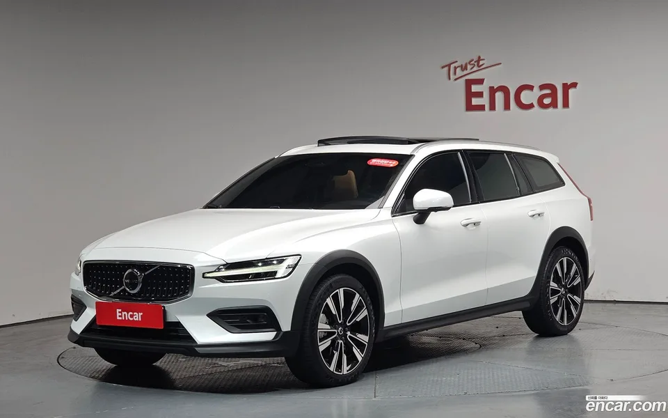 Volvo V60 Cross Country B5 AWD 2024 — фото 1, купить с доставкой в Москву