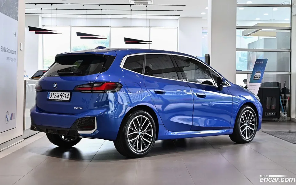 BMW 2 Series Active Tourer 220i M 2025 — миниатюра 4