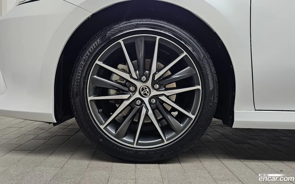 Toyota Camry 2.5 XLE 2024 — миниатюра 2