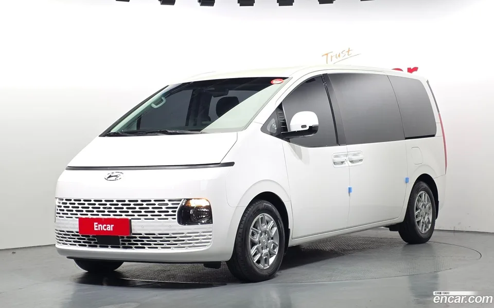 Hyundai Staria 9 2022 — фото 1, купить с доставкой в Москву
