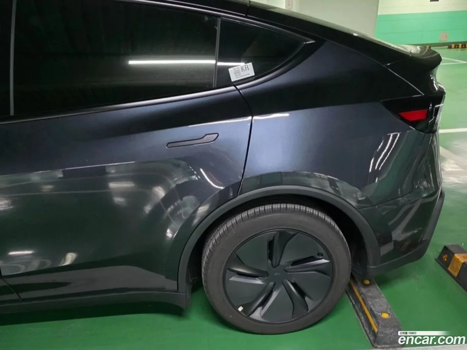 Tesla Model Y AWD 2025 — миниатюра 3