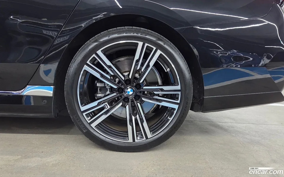 BMW i7 xDrive 60 M 2023 — миниатюра 5