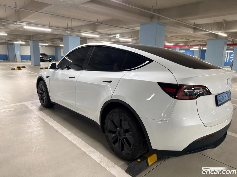 Tesla Model Y AWD 2024 — миниатюра 4