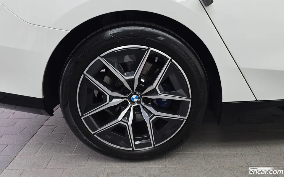 BMW 5 Series 520i M 2024 — миниатюра 2