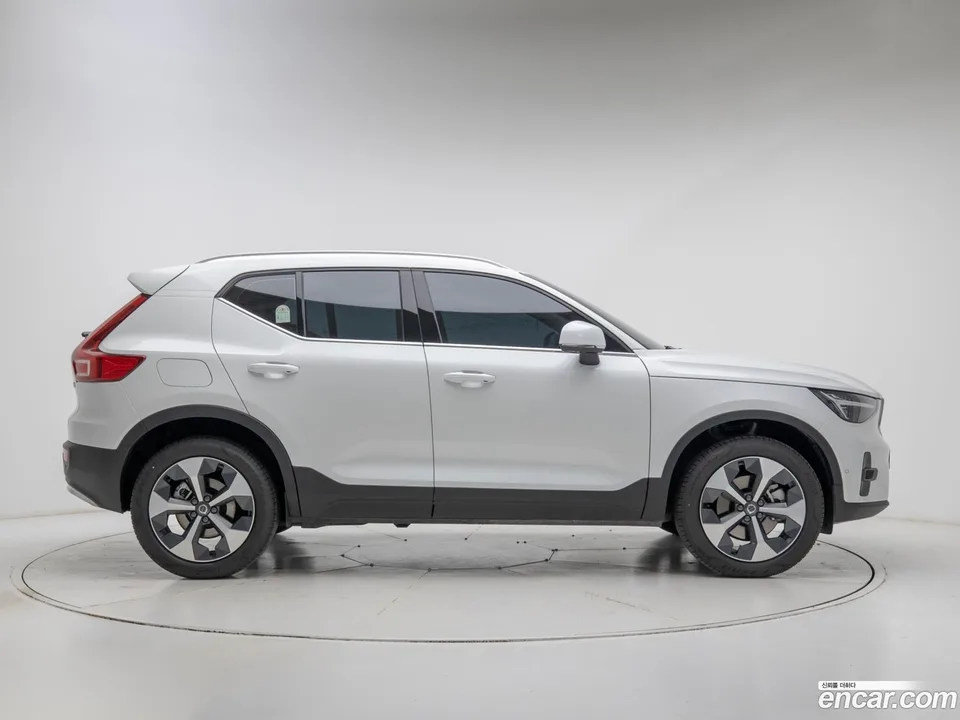 Volvo XC40 B4 2025 — миниатюра 3