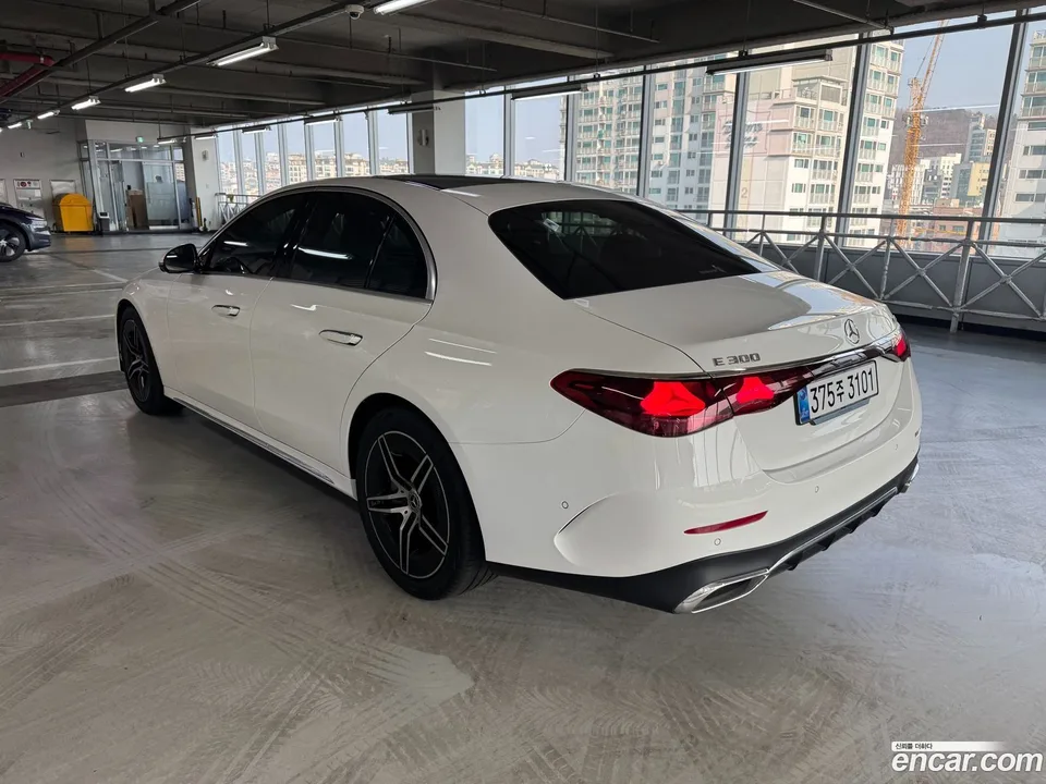 Mercedes-Benz E-Class E300 4MATIC AMG Line 2025 — thumbnail 2