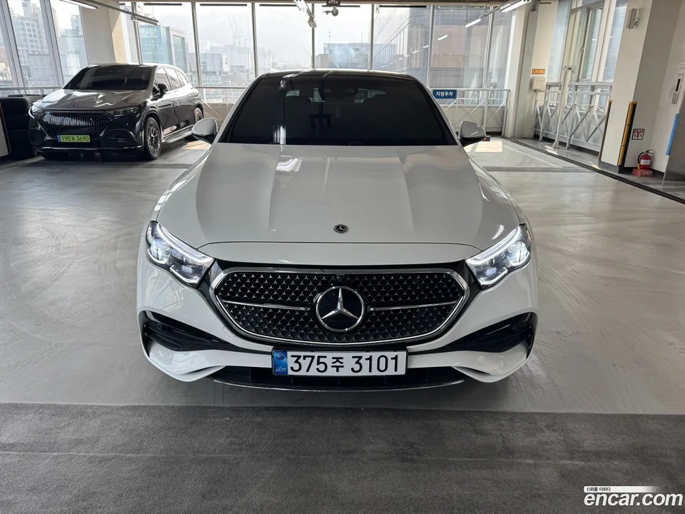 Mercedes-Benz E-Class E300 4MATIC AMG Line 2025 — thumbnail 3